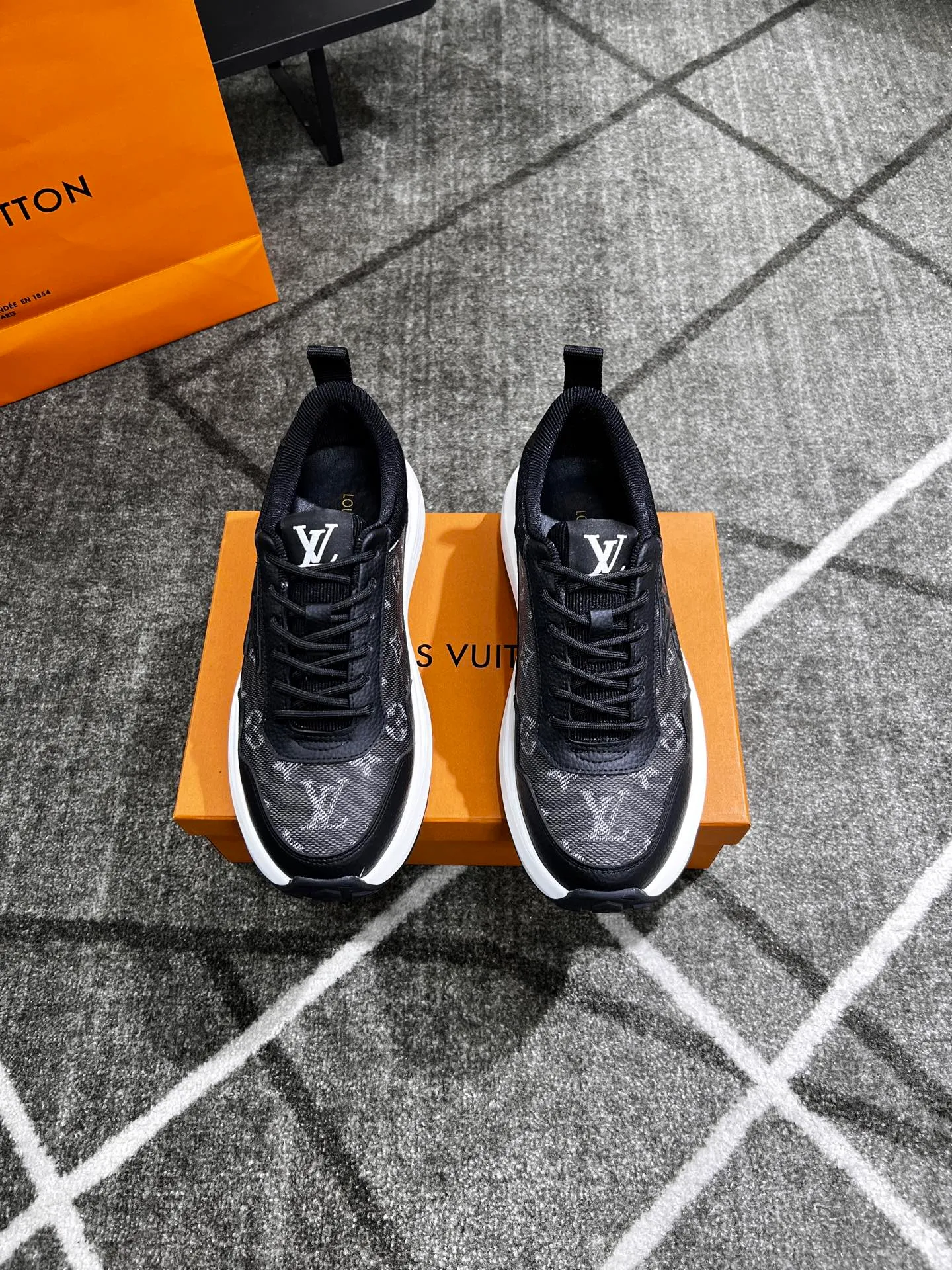 Factory price: 438 💰 LV new casual men's shoes 👉 👉 Fashionable and versatile, 💞 simple and elegant style, 🔊 made of imported cowhide, ☑️ breathable mesh lining, sheepskin feet, original wear-resistant rubber outsole, exclusive new style, actual shot, three colors available, code number: 38-44, (45 can be customized)